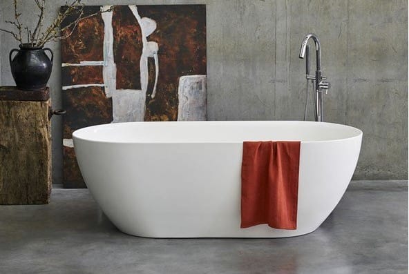A Formoso grande flat-top freestanding bath.