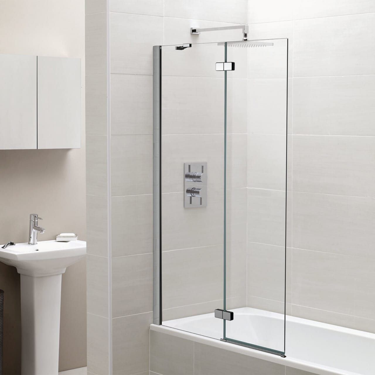 Hinged bath outlet screen